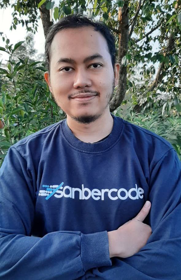 Khairun Rizki, penulis Menjadi Pebisnis Santai Berkualitas, mengenakan kaus Sanbercode
